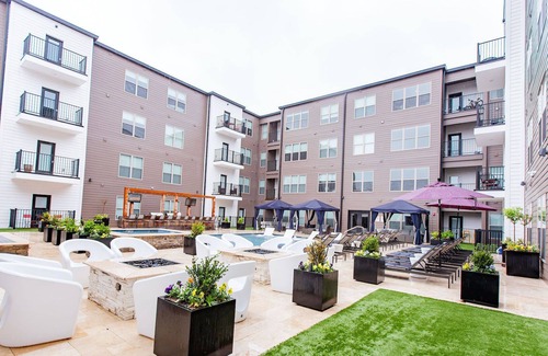 DeBaliviere Place Apartamento | St Louis Designer 2BD 2BA Forest Park Apartment