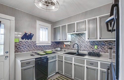 Pagedale Casa | St Louis Home w/ Mini Pool Table & Arcade Game!