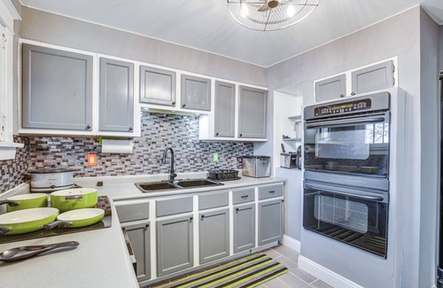 Pagedale Casa | St Louis Home w/ Mini Pool Table & Arcade Game!
