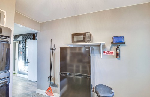 Pagedale Casa | St Louis Home w/ Mini Pool Table & Arcade Game!