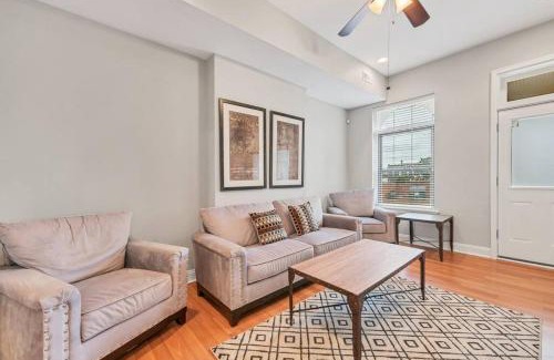St. Louis Casa | St Louis Tower Grove Two-Story Townhome Perfect for Groups Side B