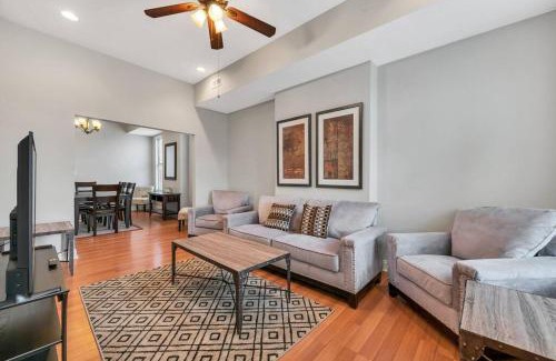 St. Louis Casa | St Louis Tower Grove Two-Story Townhome Perfect for Groups Side B