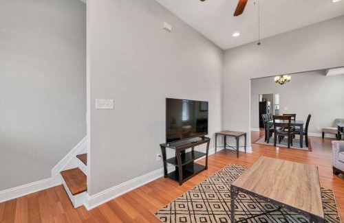 St. Louis Casa | St Louis Tower Grove Two-Story Townhome Perfect for Groups Side B