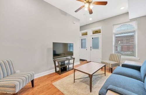 St. Louis Casa | St Louis Tower Grove Two-Story Townhome Perfect for Groups Side A