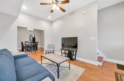 St. Louis Casa | St Louis Tower Grove Two-Story Townhome Perfect for Groups Side A