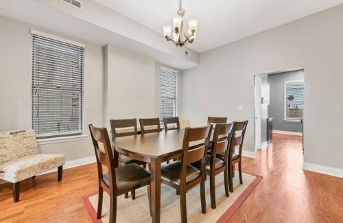 St. Louis Casa | St Louis Tower Grove Two-Story Townhome Perfect for Groups Side A