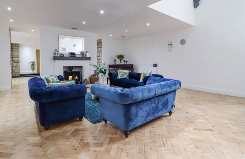 Crawshaw Booth Cabaña | ST MICHAEL ON THE HILL, family friendly, with hot tub in Rossendale