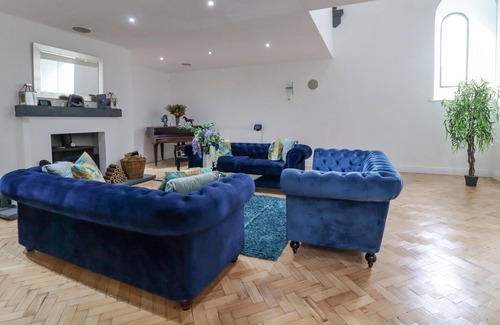 Crawshaw Booth Cabaña | ST MICHAEL ON THE HILL, family friendly, with hot tub in Rossendale