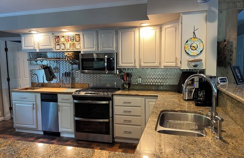 St. Michaels Casa | ST MICHAELS-Private Waterfront, Huge Deck& 19’Swim spa-pool, Kayaks, 2 MBRooms