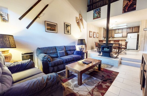 Mammoth Lakes Condominio | St. Moritz 12 Bright and cozy Mountain Cabin, Centrally Located by RedAwning