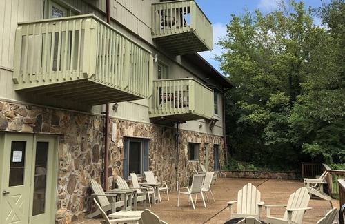 Ozark Apartamento | St. Noel Redbud Suite at Camp Ondessonk