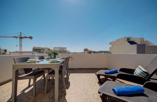 Bugibba Apartamento | St Paul's Bay Penthouse with Views