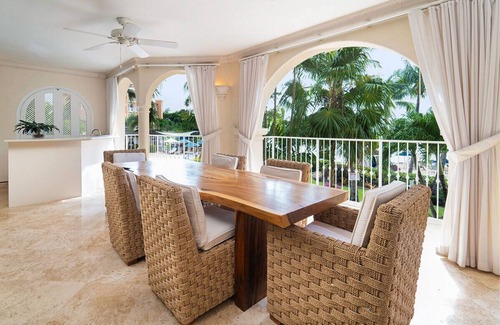 Little Battaleys Apartamento | St Peter's Bay 211 - Chic Modern Condo