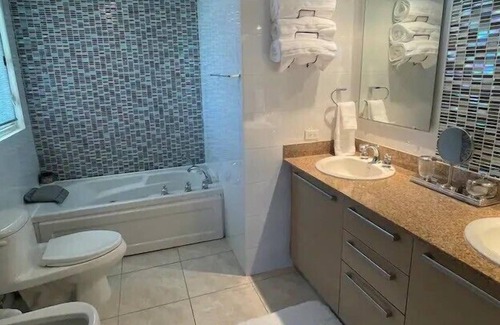 Herreras Condominio | St. Regis 2 King Updated Near Beach/Pool