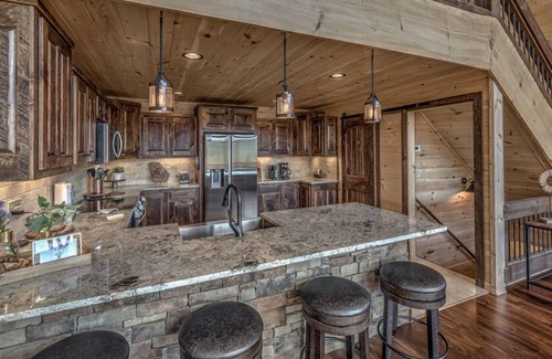Cherry Log Cabina | St Ridges - Pet Friendly | Mountain Views | Hot Tub | Pool Table | Shuffleboard