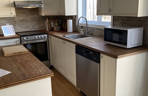 Saint-Sauveur Casa | ST SAUVEUR VILLAGE -spacious-1000 sq.ft. - close to all…ski till May!