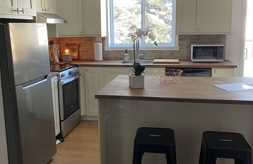 Saint-Sauveur Casa | ST SAUVEUR VILLAGE -spacious-1000 sq.ft. - close to all…ski till May!