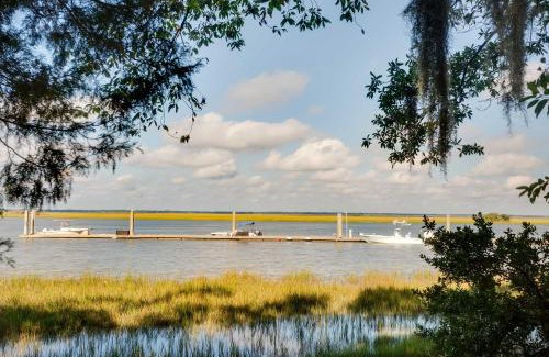 Saint Simons Island Apartamento | St Simons Island Condo with Deck and Outdoor Shower