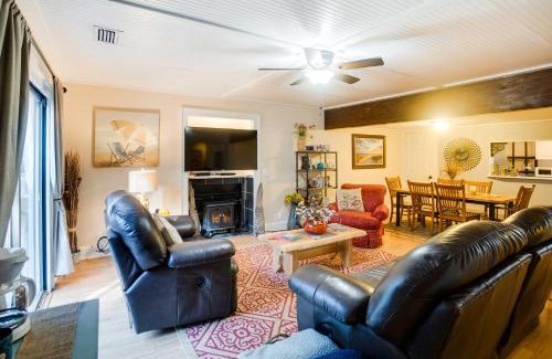Saint Simons Island Apartamento | St Simons Island Condo with Deck and Outdoor Shower