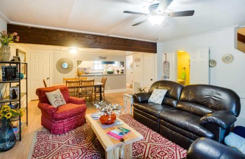Saint Simons Island Apartamento | St Simons Island Condo with Deck and Outdoor Shower