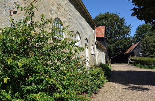 Saxmundham Cabaña | STABLE COTTAGE AT THE GROVE, GREAT GLEMHAM, with pool in Framlingham