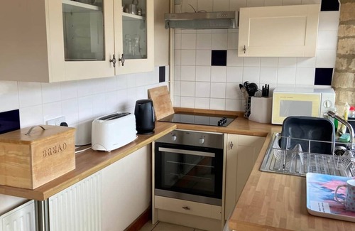 Cirencester Casa | Stable Cottage, Old Mill Farm, Cotswold Water Park