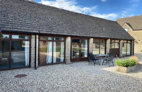 Cirencester Casa | Stable Cottage, Old Mill Farm, Cotswold Water Park