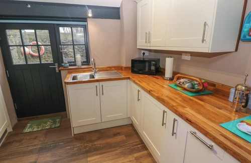 Pembroke Cabaña | STABLE COTTAGE, pet friendly, character holiday cottage in Pembroke