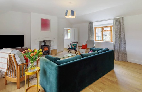 Yeovil Cabaña | Stable House - Stable House is a stylish and generous ham stone property