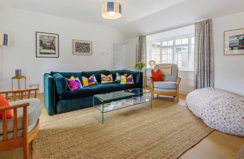 Yeovil Cabaña | Stable House - Stable House is a stylish and generous ham stone property
