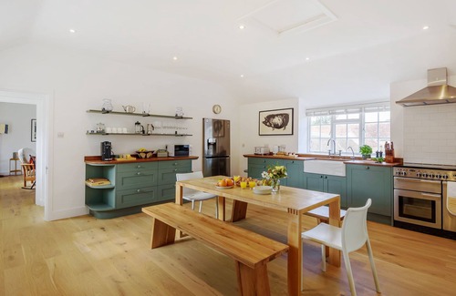 Yeovil Cabaña | Stable House - Stable House is a stylish and generous ham stone property