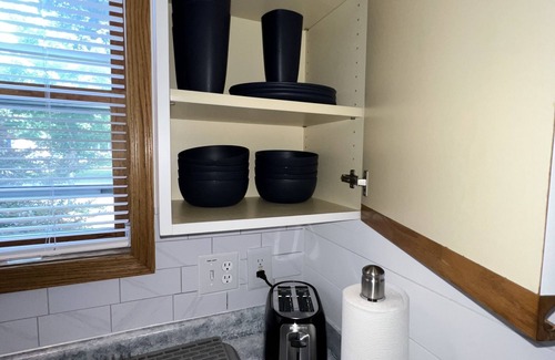 Green Bay Casa | Stadium 2.9 Miles {Unique} KING BED Loft Area 1.5 BATHROOMS Plus Office