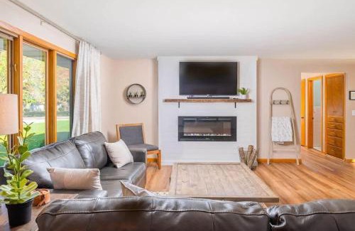 Ashwaubenon Casa | Stadium District Resch 3 BR Sleeps 8