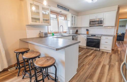 Ashwaubenon Casa | Stadium District Resch 3 BR Sleeps 8