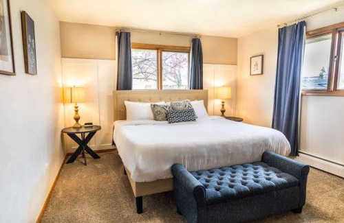 Ashwaubenon Casa | Stadium District Resch 3 BR Sleeps 8