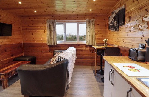 Llanfair Caereinion Cabaña | STAG LODGE POD, pet friendly, with hot tub in Llanfair Caereinion
