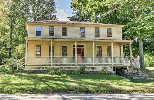 Poquetanuck Apartamento | Stagecoach Inn-Historic Home with Patio by Casinos!