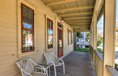 Poquetanuck Apartamento | Stagecoach Inn-Historic Home with Patio by Casinos!