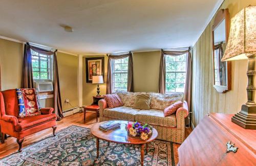 Poquetanuck Apartamento | Stagecoach Inn-Historic Home with Patio by Casinos!