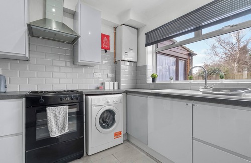Staines Casa | Staines House-3bed-sleeps7- Freep-close to Airport