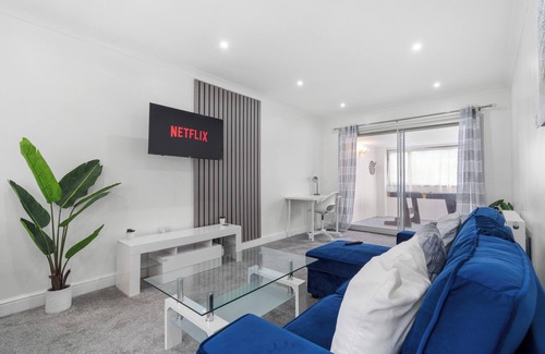 Staines Casa | Staines House-3bed-sleeps7- Freep-close to Airport