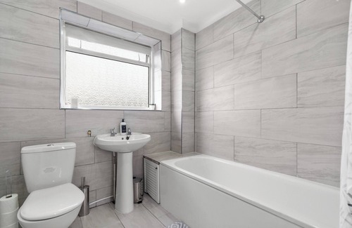 Staines Casa | Staines House-3bed-sleeps7- Freep-close to Airport