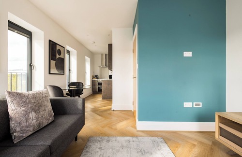 Staines Apartamento | Staines Riverside by Charles Hope