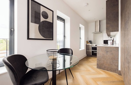 Staines Apartamento | Staines Riverside by Charles Hope