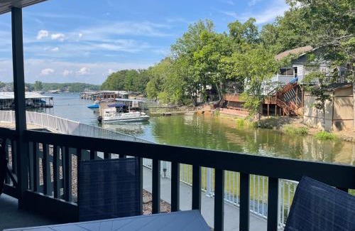 Osage Beach Apartamento | STAIRS OPTIONAL! Lakefront! Pool! On Water! Convenient Fishing!