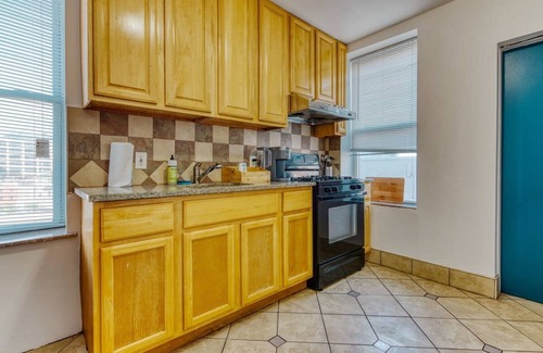 Chinatown Apartamento | Stairway 3BR Apt w W D Home Theater