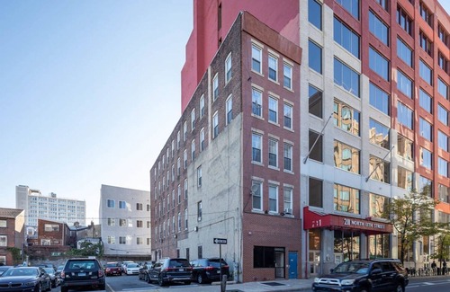 Chinatown Apartamento | Stairway 3BR Apt w W D Home Theater