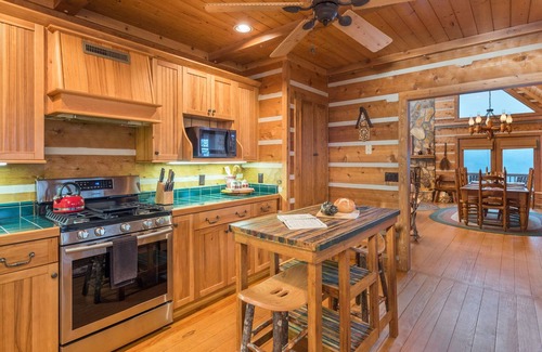 Marion Cabina | Stairway to Heaven | Private Pet-friendly Cabin & Sweeping Mountain Views!