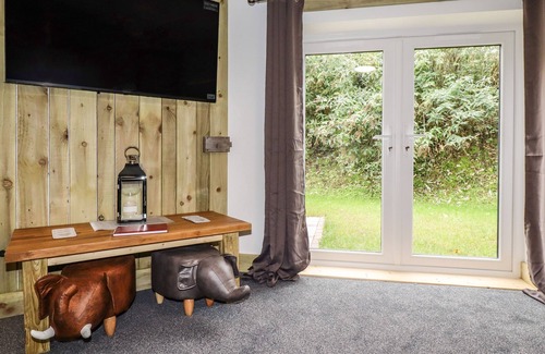 Grampound Cabaña | STALL 1- THE STABLES, family friendly, with a garden in Summercourt