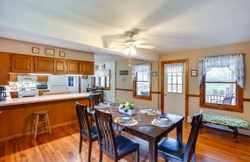 Stamford Casa | ¡NUEVO! Casa de campo histórica w / Deck en los Catskills!
